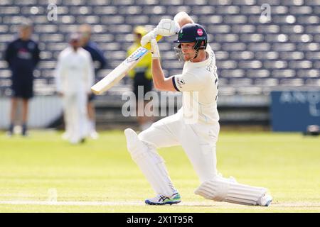 Bristol, Großbritannien, 14. April 2024. Yorkshires Finlay Bean schlägt während des Spiels der Vitality County Championship im Seat Unique Stadium, Bristol. Stockfoto