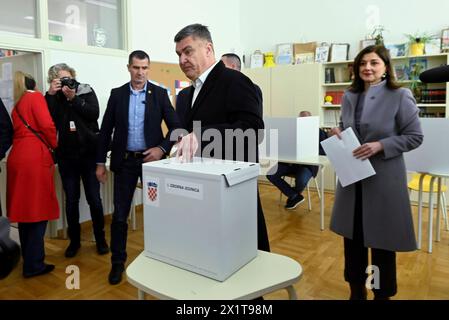 Kroatien, Zagreb, 170424. Parlamentswahlen 2024. Offene Abstimmung für die Wahlen zur 11. Einberufung des kroatischen Parlaments. Der Präsident der Republik, Zoran Milanovc, stimmt in der Primarschule Petr Zrinski ab. Auf dem Foto: Zoran Milanovic und Sanja Music Milanovic. Foto: Ronald Goröiæ / CROPIX Zagreb Kroatien Copyright: XxRonaldxGorsicx rg-milanovic glasanje2-170424 Stockfoto