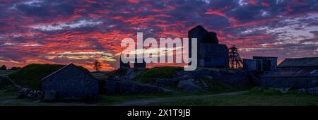 Roter Himmel über Magpie Mine. Stockfoto