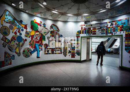 Eduardo Paolozzi’ Mosaike an der U-Bahn-Station Tottenham Court Road im April 2024, hier die von der Central Line führende Rotunde. Info hier ab Stockfoto