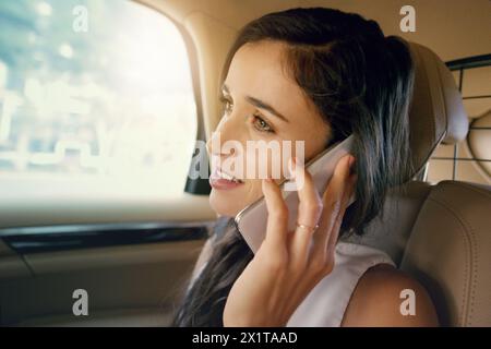 Geschäftsfrau, Telefonanruf und Auto für Audiogespräche, Kommunikation und Vernetzung in der Stadt für Telekommunikation. Journalist oder Redakteur im Transport mit Stockfoto