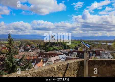 Blick vom Breisacher Münsterberg auf Altstadt und Eckartsberg, hinten Schwarzwald, Breisach am Rhein, Baden-Württemberg, Deutschland *** Blick vom Breisach Münsterberg in die Altstadt und Eckartsberg, Schwarzwald im Hintergrund, Breisach am Rhein, Baden-Württemberg, Deutschland Stockfoto