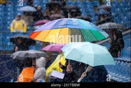 München, Deutschland. April 2024. Tennis: ATP Tour - München, Männer Singles, Achtelfinale. Die Zuschauer sitzen mit Regenschirmen auf den Tribünen. Quelle: Sven Hoppe/dpa/Alamy Live News Stockfoto