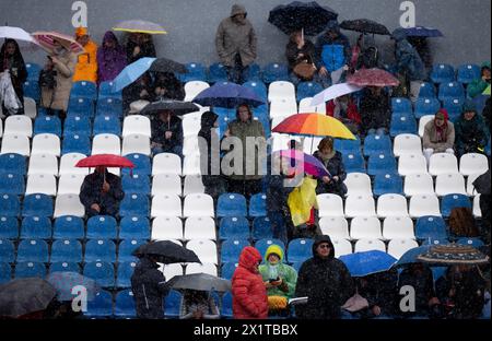 München, Deutschland. April 2024. Tennis: ATP Tour - München, Männer Singles, Achtelfinale. Die Zuschauer sitzen mit Regenschirmen auf den Tribünen. Quelle: Sven Hoppe/dpa/Alamy Live News Stockfoto