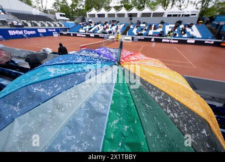 München, Deutschland. April 2024. Tennis: ATP Tour - München, Männer Singles, Achtelfinale. Die Zuschauer sitzen mit Regenschirmen auf den Tribünen. Quelle: Sven Hoppe/dpa/Alamy Live News Stockfoto