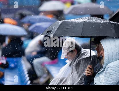 München, Deutschland. April 2024. Tennis: ATP Tour - München, Männer Singles, Achtelfinale. Die Zuschauer sitzen mit Regenschirmen auf den Tribünen. Quelle: Sven Hoppe/dpa/Alamy Live News Stockfoto