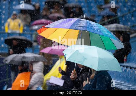 München, Deutschland. April 2024. Tennis: ATP Tour - München, Männer Singles, Achtelfinale. Die Zuschauer sitzen mit Regenschirmen auf den Tribünen. Quelle: Sven Hoppe/dpa/Alamy Live News Stockfoto