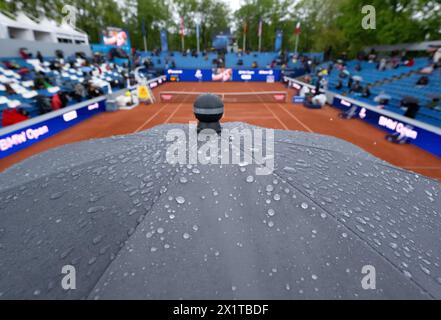 München, Deutschland. April 2024. Tennis: ATP Tour - München, Männer Singles, Achtelfinale. Die Zuschauer sitzen mit Regenschirmen auf den Tribünen. Quelle: Sven Hoppe/dpa/Alamy Live News Stockfoto