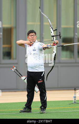 Ajinomoto National Training Center Bogenschießen Feld, Tokio, Japan. April 2024. Takaharu Furukawa (JPN), 18. APRIL 2024 - Bogenschießen: Japan National Team Training für die Olympischen Spiele 2024 in Paris im Ajinomoto National Training Center Bogenschießen Field, Tokio, Japan. Quelle: Naoki Morita/AFLO SPORT/Alamy Live News Stockfoto
