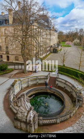 Fürstlich Fürstenbergisches Schloss im Stil des Historismus und historische Donauquelle, Donaueschingen, Baden-Württemberg, Deutschland *** Fürstliches Fürstenberg Schloss im historizistischen Stil und historische Donauquelle, Donaueschingen, Baden-Württemberg, Deutschland Stockfoto