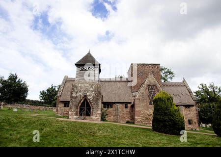 Die All Saints’ Church in Brockhampton, ein denkmalgeschütztes Gebäude, wurde 1902 von William Lethaby, einem führenden Architekten für Kunst und Handwerk, entworfen und gebaut. Stockfoto