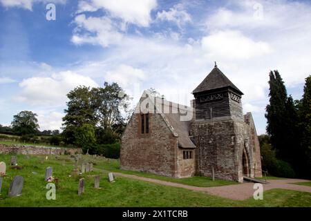 Die All Saints’ Church in Brockhampton, ein denkmalgeschütztes Gebäude, wurde 1902 von William Lethaby, einem führenden Architekten für Kunst und Handwerk, entworfen und gebaut. Stockfoto