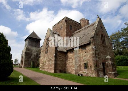 Die All Saints’ Church in Brockhampton, ein denkmalgeschütztes Gebäude, wurde 1902 von William Lethaby, einem führenden Architekten für Kunst und Handwerk, entworfen und gebaut. Stockfoto