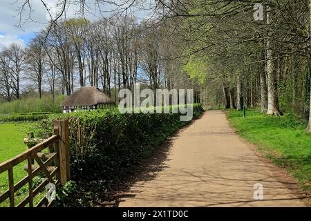 Pfad und Abernodwydd Farmhouse, St Fagans National Museum of History/Amgueddfa Werin Cymru, Cardiff, South Wales, Großbritannien. Stockfoto