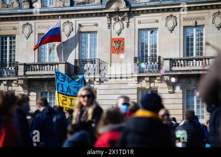 Straßburg, Frankreich - 4. März 2022: Demonstranten eines russischen Konsulats wehten russische und ukrainische Flaggen, die sich gegen den Krieg in der Ukraine aussetzten Stockfoto