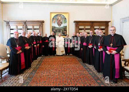 Vatikan, Vatikan. April 2024. **NO LIBRI** Italien, Rom, Vatikan, 18.04.2024.Papst Franziskus erhält in Privataudienz Bischöfe von Apulien im Vatikan Foto von Vatikanischen Medien /Katholische Presse Foto s. BESCHRÄNKT AUF REDAKTIONELLE VERWENDUNG - KEIN MARKETING - KEINE WERBEKAMPAGNEN.Italia, Roma, Vaticano, 18.04.2024. Papa Francesco riceve in udienza privata i vescovi della Puglia presso la Città del Vaticano. Quelle: Unabhängige Fotoagentur/Alamy Live News Stockfoto