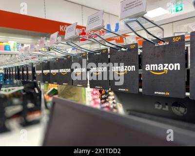 Frankfurt, Deutschland - 13. Januar 2024: Eine Reihe von Amazon Prime Geschenkkarten zum Preis von jeweils 50 Euro in einem Geschäft in Deutschland. Stockfoto