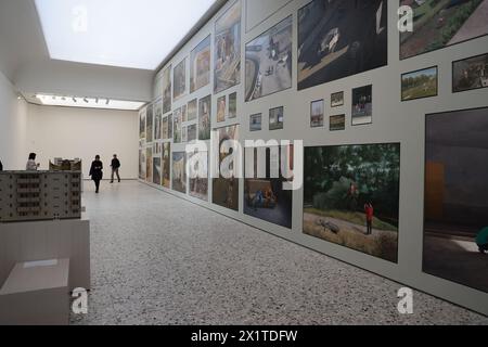 Venedig, Italien. April 2024. Die 60. Internationale Kunstausstellung mit dem Titel „Stranieri Ovunque - Fremde überall“, kuratiert von Adriano Pedrosa, wird vom Samstag, 20. April bis Sonntag, 24. November, für die Öffentlichkeit geöffnet sein. Foto: Romania Pavilion Credit: Independent Photo Agency/Alamy Live News Stockfoto