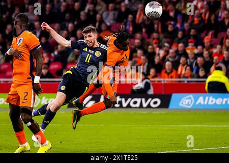 AMSTERDAM, NIEDERLANDE - 22. MÄRZ: Ryan Christie aus Schottland und Jeremie Frimpong aus den Niederlanden treten während der Freundschaftsrunde um den Kopf an Stockfoto