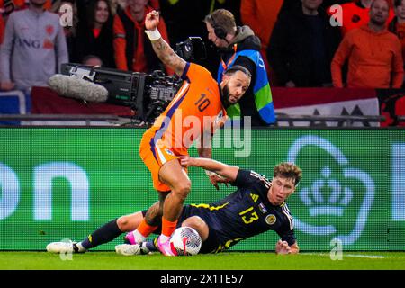 AMSTERDAM, NIEDERLANDE - 22. MÄRZ: Memphis Depay aus den Niederlanden und Jack Hendry aus Schottland kämpfen während des Freundschaftsspiels um den Besitz Stockfoto