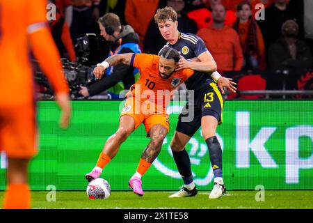 AMSTERDAM, NIEDERLANDE - 22. MÄRZ: Memphis Depay aus den Niederlanden und Jack Hendry aus Schottland kämpfen während des Freundschaftsspiels um den Besitz Stockfoto