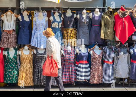 London, Großbritannien - 12. September 2018 - Ein Tourist, der auf dem Camden Market eine Reihe von Sommerkleider besucht Stockfoto