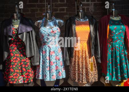 Weibliche Sommerkleidung auf dem Camden Market in London, Großbritannien Stockfoto