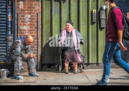 London, Großbritannien - 12. September 2023 - Eine Frau im Rollstuhl um den Camden Street Market Stockfoto