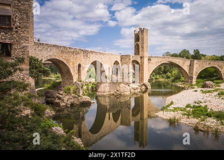 Reflexionen von Besalu: Die alte Steinbrücke inmitten der Natur (Katalonien, Spanien) Stockfoto