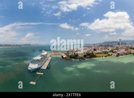 Georgetown, Malaysia - 13. August 2022: Aus der Vogelperspektive eines großen Kreuzfahrtschiffs vor Anker am Swettenham Pier Cruise Terminal in Georgetown historischer Straße Stockfoto