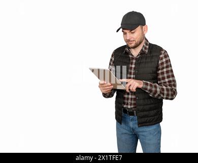 Mann Farmer oder Vorarbeiter, der legere Kleidung mit seinem digitalen Tablet trägt. Stockfoto