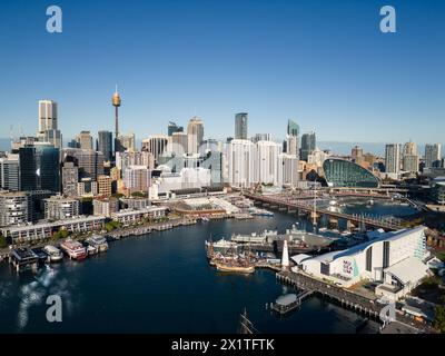 Sydney, Australien - 19. Juli 2023: Aus der Vogelperspektive des neu entwickelten Geschäfts- und Unterhaltungsviertels Darling Harbor in Sydney an einem sonnigen Tag. Stockfoto