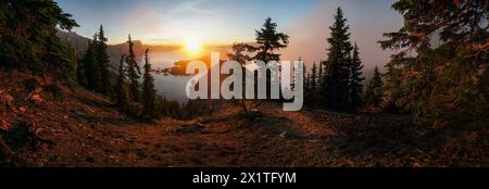 Pacific Crest Trail. Eine wunderschöne Landschaft mit einem großen Gewässer und Bäumen. Die Sonne geht unter und wirft ein warmes Leuchten über die Szene Stockfoto