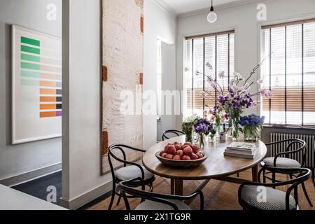 Schnittblumen auf dem Tisch mit Trennwand im modernen Chelsea Haus, London, Großbritannien Stockfoto