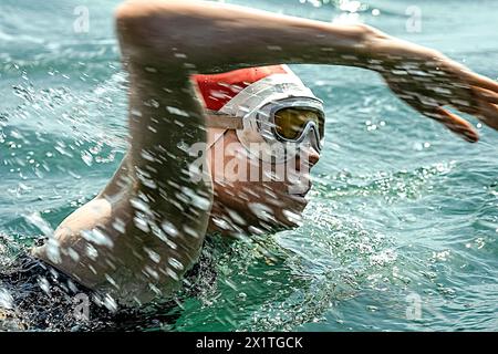 Young Woman and the Sea (2024) von Joachim Rønning mit Daisy Ridley als Schwimmerin Trudy Ederle, die als erste Frau je über den Ärmelkanal schwimmt. Werbefoto.***NUR REDAKTIONELLE VERWENDUNG*** Guthaben: BFA/Walt Disney Studios Stockfoto