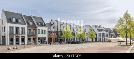 Maastricht, Niederlande - 13. April 2024: Zentraler Platz des Dormio Resort Maastricht Vorstadt-Grünfläche Dousberg in Maastricht in den Niederlanden Stockfoto