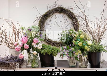 Blumenarrangements und Kranz in Chelsea Home, London, Großbritannien Stockfoto