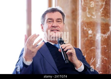 München, Deutschland. April 2024. Markus Söder (CSU), Parteivorsitzender und Ministerpräsident Bayerns, spricht am 18. April 2024 beim Buchvortrag „die Bayerischen Ministerpräsidenten 1918 - 2018“ im Kuppelsaal der Bayerischen Staatskanzlei in München. Quelle: Matthias Balk/dpa/Alamy Live News Stockfoto