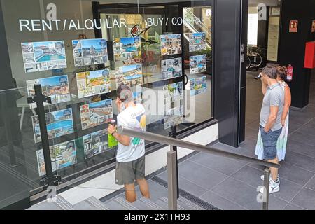 Costa Adeje, Teneriffa, 18. April 2024 - Menschen sehen aus und welche Immobilie in Costa Adeje, Teneriffa, zu vermieten und zu kaufen ist. Der zunehmende Tourismus, bei dem viele Häuser in Airbnb umgewandelt wurden, hat die Mietpreise für Wohnungen und Häuser in die Höhe getrieben. Quelle: Stop Press Media/Alamy Live News Stockfoto