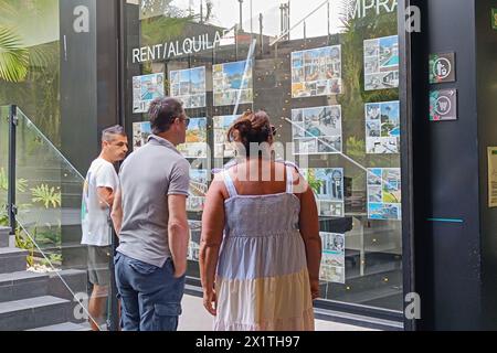 Costa Adeje, Teneriffa, 18. April 2024 - Menschen sehen aus und welche Immobilie in Costa Adeje, Teneriffa, zu vermieten und zu kaufen ist. Der zunehmende Tourismus, bei dem viele Häuser in Airbnb umgewandelt wurden, hat die Mietpreise für Wohnungen und Häuser in die Höhe getrieben. Quelle: Stop Press Media/Alamy Live News Stockfoto