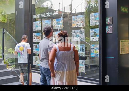 Costa Adeje, Teneriffa, 18. April 2024 - Menschen sehen aus und welche Immobilie in Costa Adeje, Teneriffa, zu vermieten und zu kaufen ist. Der zunehmende Tourismus, bei dem viele Häuser in Airbnb umgewandelt wurden, hat die Mietpreise für Wohnungen und Häuser in die Höhe getrieben. Quelle: Stop Press Media/Alamy Live News Stockfoto