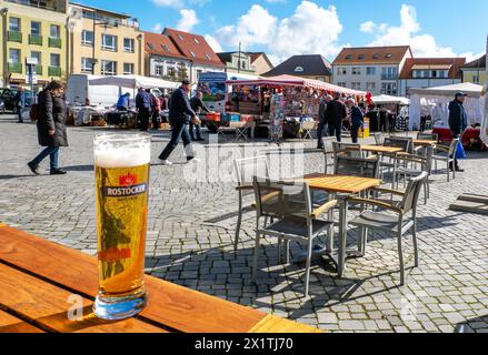 Donnerstag ist Wochenmarkt in Ribnitz-Damgarten - 18.04.2024: Der Regionalmarkt in der Bernsteinstadt Ribnitz-Damgarten findet jeden Donnerstag von 8:00 bis 18:00 Uhr auf dem Marktplatz statt. 18.04.2024 Ribnitz-Damgarten am Markt Mecklenburg-Vorpommern Deutschland *** Donnerstag ist der Wochenmarkt in Ribnitz Damgarten 18 04 2024 der Regionalmarkt in der Bernsteinstadt Ribnitz Damgarten findet jeden Donnerstag von 8 bis 18 Uhr auf dem Marktplatz 18 04 2024 Ribnitz Damgarten am Markt Mecklenburg-Vorpommern statt Deutschland Stockfoto