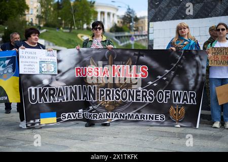 Ukrainische Frauen halten ein Banner: "russe tötet ukrainische Kriegsgefangene. Rette die ukrainischen Marines auf einer öffentlichen Kundgebung gegen russische Gefangenschaft. Kiew - 13. April 2024 Stockfoto