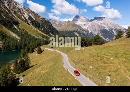 Autofahren auf der Albula-Passstraße in den alpen im Kanton Graubunden in der Schweiz an einem sonnigen Sommertag Stockfoto