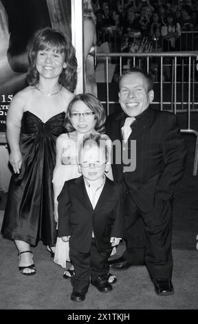 **DATEIFOTO** Samantha Davis ist gestorben. Warwick Davis mit Frau Samantha Davis, Tochter Annabelle Davis und Sohn Harrison Davis nehmen an der nordamerikanischen Premiere von Warner Bros. Teil „Harry Potter und der Halbblutprinz“ am 9. Juli 2009 im Ziegfeld Theatre in New York City. Foto: Henry McGee/MediaPunch Stockfoto