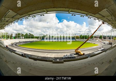 Dresden, Deutschland. April 2024. Die Sonne scheint auf der Baustelle des Heinz-Steyer-Stadions im Sportpark Ostra nahe der Elbe-Altstadt. Nach gut zwei Jahren Bauzeit befindet sich nun die Sanierung und Erweiterung der Sportanlage auf der Heimgerade. Das Stadion soll am 30. August 2024 eröffnet werden. Robert Michael/dpa/Alamy Live News Stockfoto