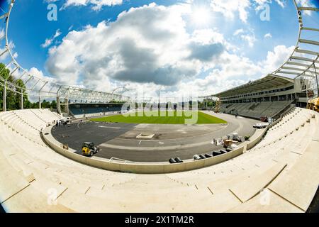 Dresden, Deutschland. April 2024. Die Sonne scheint auf der Baustelle des Heinz-Steyer-Stadions im Sportpark Ostra nahe der Elbe-Altstadt. Nach gut zwei Jahren Bauzeit befindet sich nun die Sanierung und Erweiterung der Sportanlage auf der Heimgerade. Das Stadion soll am 30. August 2024 eröffnet werden. Robert Michael/dpa/Alamy Live News Stockfoto