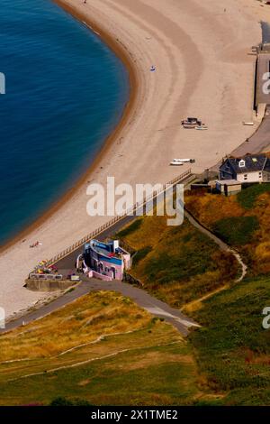 Ein Blick von Portland Heights mit Blick auf ein Strandcafé und Chesil Beach im Hintergrund Stockfoto