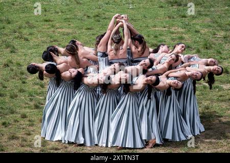 Olympia, Griechenland - 15. April 2024: Olympische Flammenzündung für die Olympischen Sommerspiele 2024 im antiken Olympia, Griechenland Stockfoto