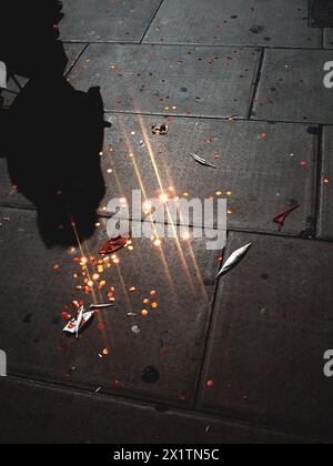 Das letzte Licht des Abends reflektiert die gefallenen Pailletten auf der Wood Green High Street, London, Großbritannien Stockfoto